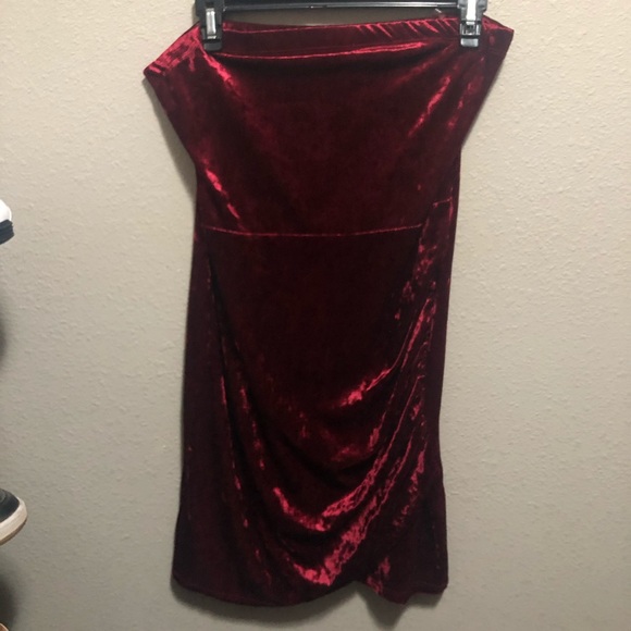 Fashion nova burgundy velvet dress - Picture 3 of 5